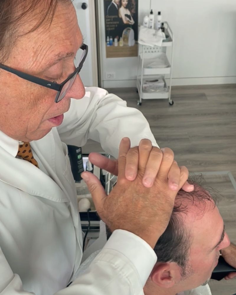 Carlo Soglia Rebitalia effettua trattamento tricologico massaggio cute e capelli